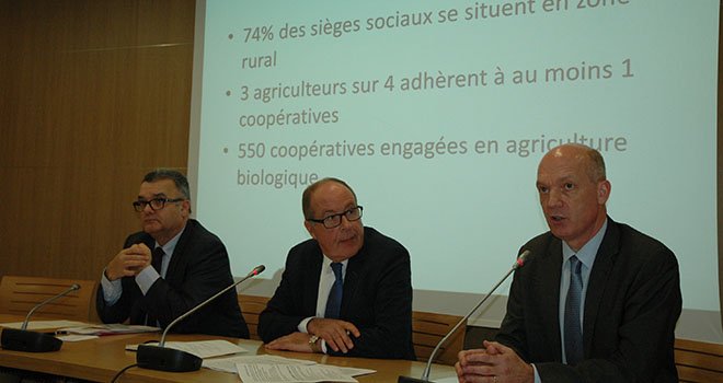 De gauche à droite : Michel Prugue, probable successeur de Philippe Mangin, président de Coop de France (au centre), et Pascal Viné, délégué général depuis février 2015. Photo : O.Lévêque/Pixel Image