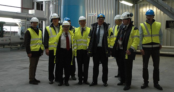 Au centre (casque bleu), Olivier de Bohan, président de Cristal Union, entouré de l’équipe de direction devant la nouvelle chaudière à gaz de la sucrerie de Corbeilles-en-Gâtinais (45). Photo : DR