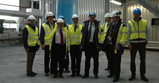 Au centre (casque bleu), Olivier de Bohan, président de Cristal Union, entouré de l’équipe de direction devant la nouvelle chaudière à gaz de la sucrerie de Corbeilles-en-Gâtinais (45). Photo : DR