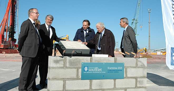 Jean-François Lépy, DG de Soufflet Négoce (à gauche), et Jean-Michel et Michel Soufflet au centre, posent la 1ère pierre du futur silo à Chef-de-Baie (La Pallice), le 9 octobre 2015. Mise en service prévue début 2017. Crédit : Olivier Lévêque/Pixel Image