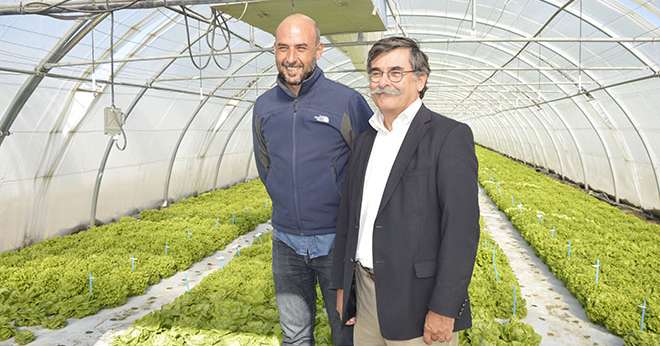Visite de la station de recherche Monsanto de Saint-Andiol avec Juan Francisco Jimenez (à gauche), directeur de la station, et Yann Fichet (à droite), directeur des affaires institutionnelles et industrielles à Monsanto France. © Louise Rubio/Pixel Image