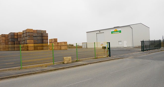 Un nouveau bâtiment de stockage de produits d’agrofournitures a été construit sur le site de Ploudaniel, dans le Finistère. Crédit photo : DR