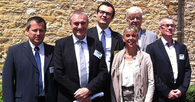 Les intervenants entourent la présidente de Négoce Centre-Est (de gauche à droite : François Cholat, Christophe Descréaux, Sébastien Picardat, directeur de la FNA, Valérie Poncet, François Bouteille et Pierre Gay). Photo : I. Aubert/Pixel image