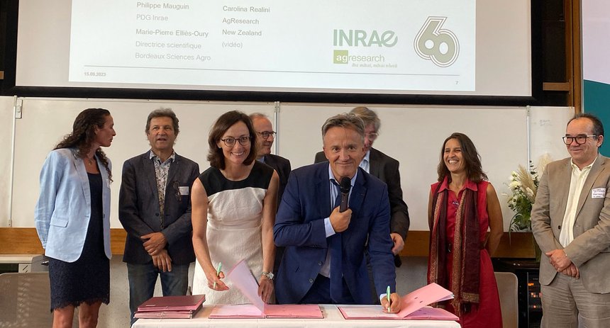 Sabine Brun-Rageul (Bordeaux Sciences Agro) et Philippe Mauguin (Inrae) ont signé des conventions-cadres de partenariat. © Inrae