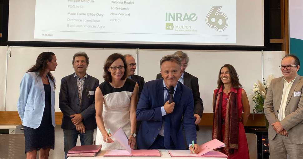  Sabine Brun-Rageul (Bordeaux Sciences Agro) et Philippe Mauguin (Inrae) ont signé des conventions-cadres de partenariat. © Inrae