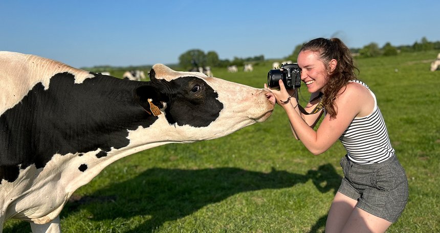 Lucie Marin prend beaucoup de plaisir à créer des souvenirs pour les éleveurs lors des concours bovins ! © Lucie Marin