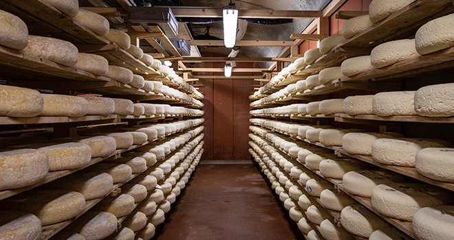 Avec plus de 258.000 tonnes commercialisées en 2021, les volumes de fromages, beurres et crèmes AOP sont en progression de 4,4% par rapport à 2020 et de 15% en dix ans. Crédit: Francois/Adobe Stock
