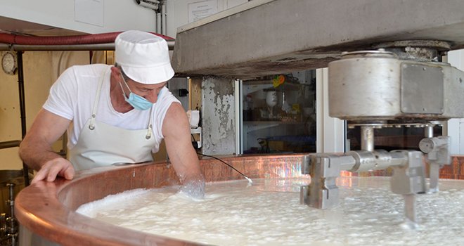 Le metton, obtenu à partir de caillé de lait de vache écrémé mis en fermentation, est l'élement de base de la cancoillotte. Photo : A. Coronel/Terroir Est