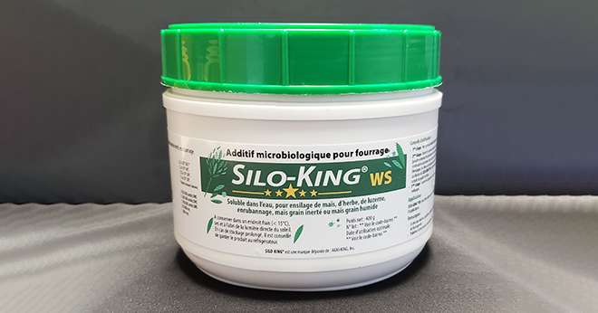 Silo-King WS est présenté sous forme de poudre mouillable en bidon, contenant une poudre libre (le déchlorant) et 4 capsules solubles renfermant les bactéries lactiques. © Cérience
