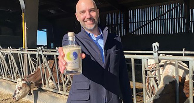 François Blua, dirigeant de Biodevas Laboratoires montrant la première solution testée dans 100 fermes laitières Sodiaal. Photo :DR
