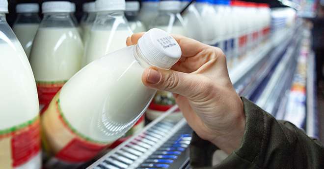 25 % du lait biologique sont valorisés sous forme de lait liquide. CP : Adobe Stock.