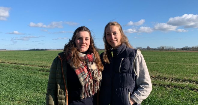 Chloé Tinel et Inès Vecten ont développé Agriliant. Des liens biodégradables et comestibles par les animaux pour le pressage des ballots. CP : Chloé Tinel