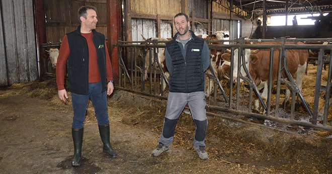 Mickael Vuillemin (à d.) est suivi par Benjamin Mathieu, conseiller à la CDA 88, qui accompagne les agriculteurs et groupes d’agriculteurs vers la certification HVE. ©H.Flamant/Terroir Est