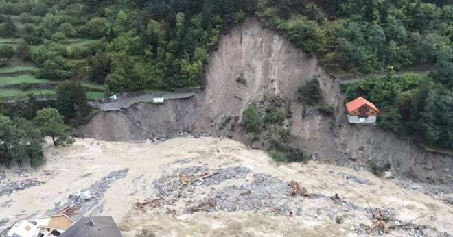 Toutes les routes d’accès entre Tende et Breil sont notamment détruites. Dans la vallée de la Roya, remettre en état les routes prendra plusieurs mois. CP : Twitter @sdis_06