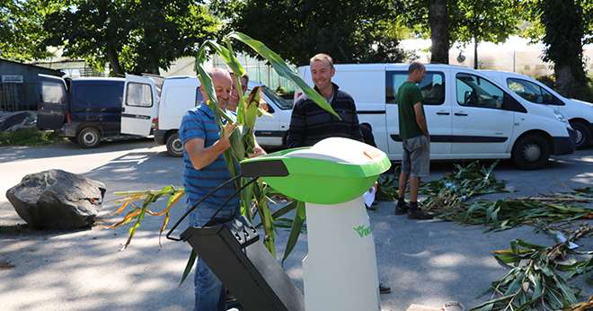 Durant ces rencontres, les conseillers d’élevage réalisent sur place des analyses matière sèche individuelles du maïs en vert grâce aux analyseurs AgriNIRTM. CP : BCEL Ouest