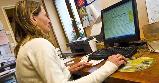 Avec le nouveau TESA, les employeurs peuvent réaliser en une seule déclaration diverses formalités: déclaration préalable à l'embauche, modification du contrat de travail, émission des bulletins de salaire, production des documents RH…   Photo : C Helsly/CNIEL