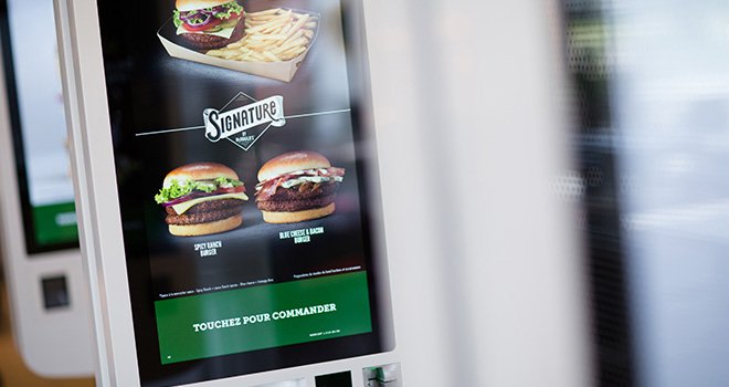 Le succès de ses sandwiches haut de gamme « Signature by McDonald’s » pousse la chaîne de restauration rapide à miser sur la viande charolaise. Photo : Julien Lutt/CAPA Pictures