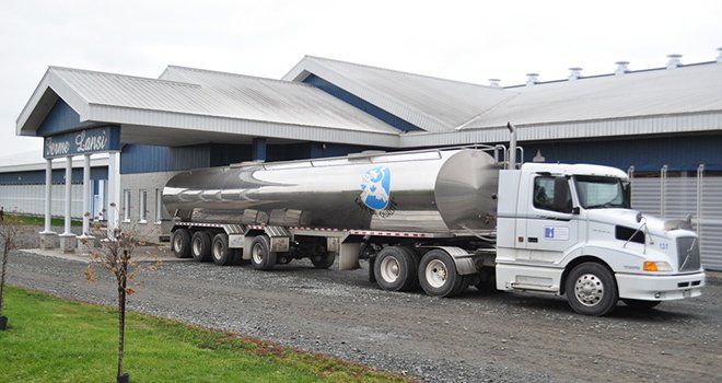 Flansi lait livre 6 millions de litres de lait par an à la coopérative Agropur. Photo: Maxime Barbier/Pixel Image