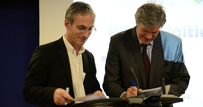 Thierry Roquefeuil et Stéphane Le Foll ont signé hier le Pacte laitier. Photo : A.Cotens/Pixel image