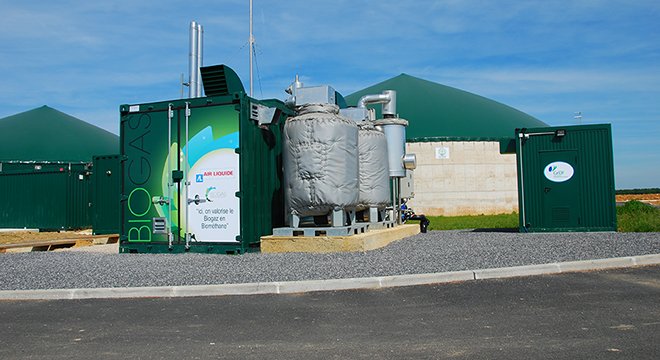 L’injection du biogaz au réseau nécessite un dispositif d’épuration du biogaz (à droite) et un poste d’injection propriété de GrDF (à gauche). Photo : DR.
