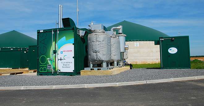 L’injection du biogaz au réseau nécessite un dispositif d’épuration du biogaz (à droite) et un poste d’injection propriété de GrDF (à gauche). Photo : DR.