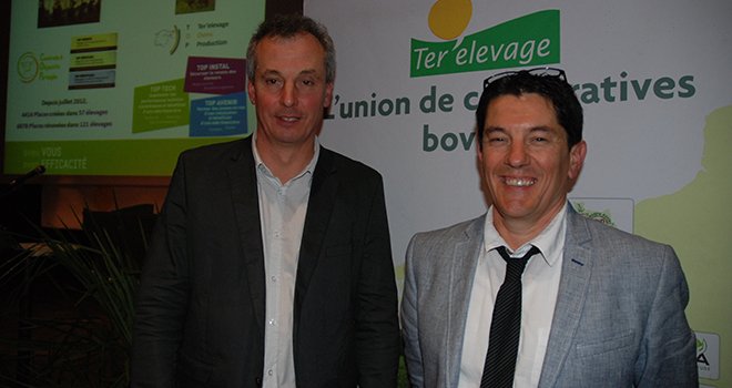 Christophe Godet (à gauche) et Jacques Chauviré, président et directeur de Ter'élevage, le 20 mars à l'assemblée générale de Mésanger. Photo : N. Tiers