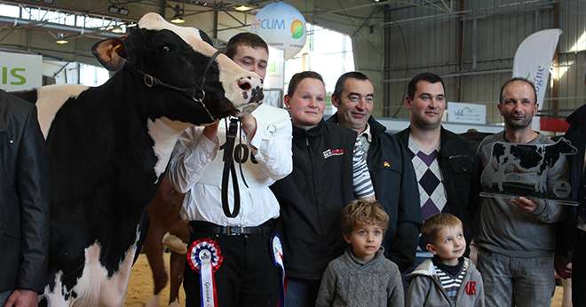 Pebi Crazy, douze jours après avoir été désignée réserve grande championne holstein au Salon international de l'agriculture, a obtenu le titre suprême lors du concours interrégional Sud-Ouest de Tarbes. Photo : M.Ballan/Pixel image
