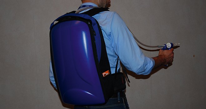 Deltanil est disponible en poche de 2,5 litres insérée dans un sac à dos rigide pour faciliter son administration. Photo : N. Tiers