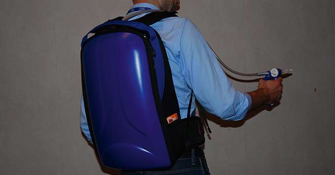 Deltanil est disponible en poche de 2,5 litres insérée dans un sac à dos rigide pour faciliter son administration. Photo : N. Tiers