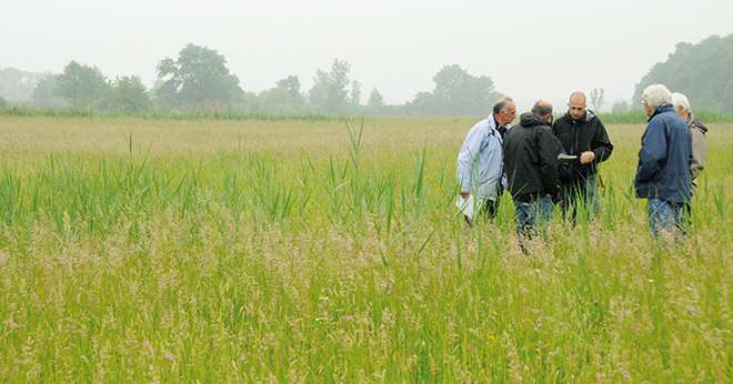 Le jury lorrain en pleine analyse d'une parcelle. Photo : PNRL