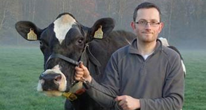 Linda, vache de l'année 2012, et Emmanuel Campion, un des associés de l'EARL Prim'Breizh (Côtes d'Armor). Crédit photo : Famille Campion