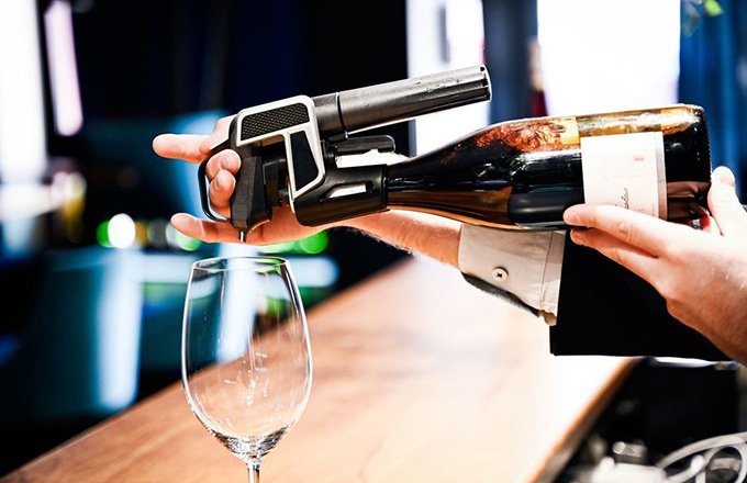 Grâce à une aiguille insérée dans le bouchon, Coravin permet d'accéder au vin sans que l’oxygène ne pénètre dans la bouteille. Une fois prélevée la quantité souhaitée, le système protège le vin restant à l’aide de gaz argon. Photos : Antoine Castillon.