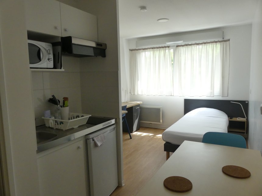 Chaque studio est meublé et équipé de tout le nécessaire : kitchenette, salle de bain individuelle, literie, draps, etc.