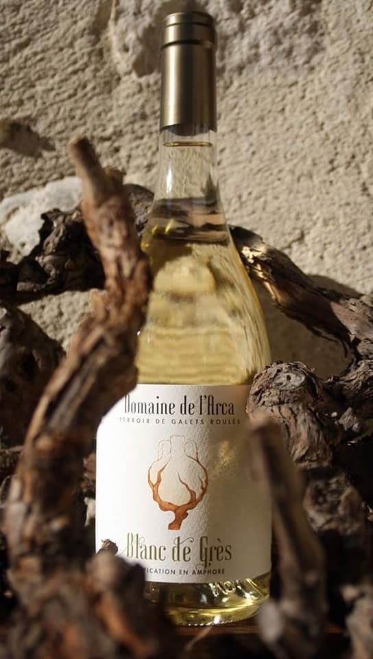 La cuvée Blanc de grès est vinifiée en amphore de 9,5 hl au Domaine de l’Arca. Photo : Domaine de l’Arca
