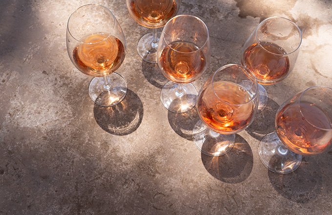 En 2019, 23,6 millions d’hectolitres de vins rosés ont été consommés dans le monde. Photo : Neirfy/ Adobe Stock