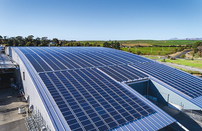 Le toit du chai de Yealands est couvert de 1 300&nbsp;panneaux solaires, l’un des plus gros projets de ce type en Nouvelle-Zélande.