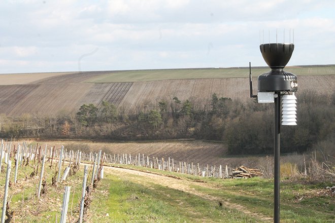 Dans l’Yonne, le réseau collectif comporte 123 stations météo,  soit une station pour 60 ha. Photos : CA 89