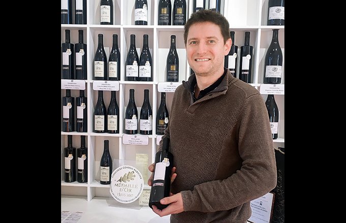 Depuis plus de dix ans, Guillaume Reynaud commercialise des vins rouges sans sulfites ajoutés. La moitié de sa production est mise en bouteille. Photo : S.Favre/Média&agriculture