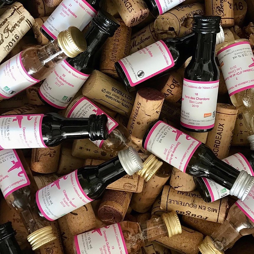 36 fioles de 20 ml représentant 36 vins de l’AOC Costières de Nîmes ont été expédiées à des pros avant une dégustation en ligne. Photo : Costières de Nimes