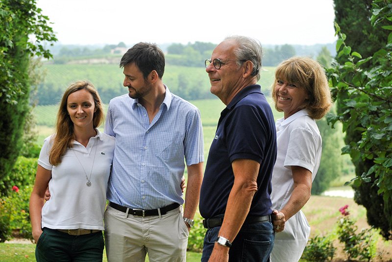 Caroline Decoster (à gauche), en famille,  au Château Fleur-Cardinale. Photo : DR