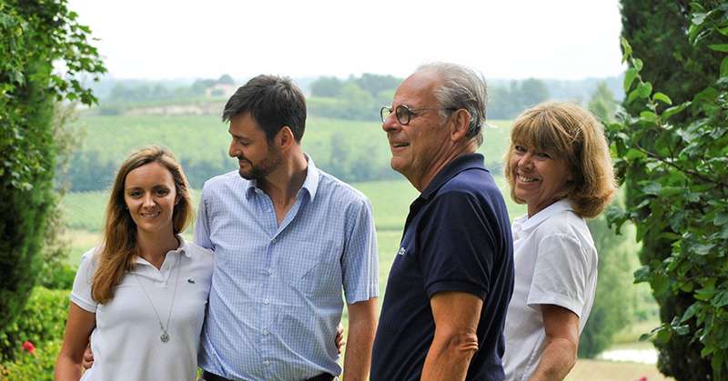 Caroline Decoster (à gauche), en famille,  au Château Fleur-Cardinale. Photo : DR