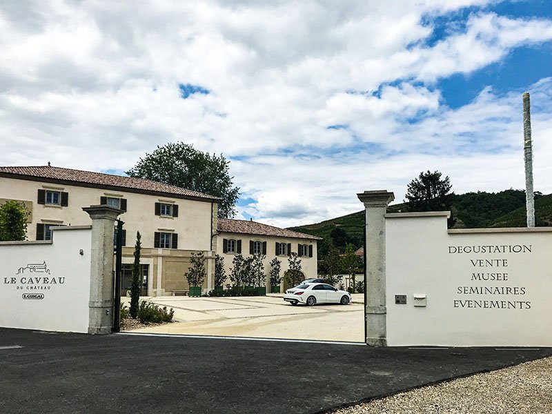 Un grand parking accueillant et une entrée bien visible depuis la route départementale pour  Le Caveau du Château,  de la maison Guigal. Photos : Audrey Domenach, Media et agriculture