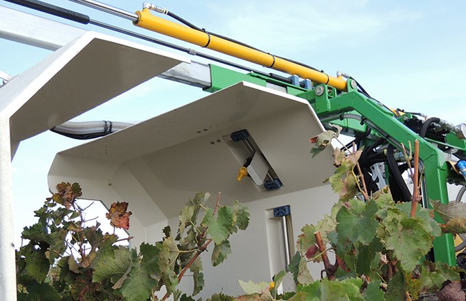 Dans les secteurs de vigne basse, comme dans  la région de Beaune,  il sera difficile de traiter  à 3 mètres des habitations. Aucun pulvérisateur  ne possède de panneaux récupérateurs adaptés. Séverine Favre