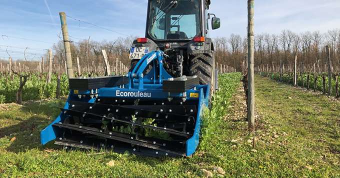 Bonnel a adapté l’écorouleau, destructeur  de couverts en grandes cultures, pour la viticulture. Photo : Bonnel