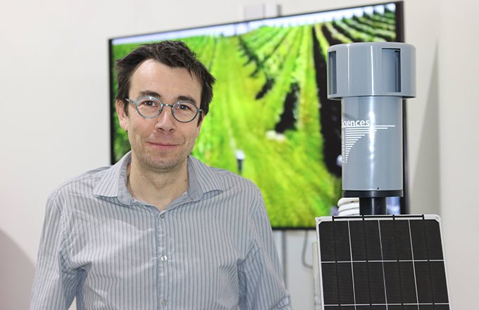 Jérôme Kasparian, du département de physique appliquée de l’université de Genève, propose Agrolase, un détecteur qui s’installe sur les stations météo. Sa technologie par néphélométrie laser permet de compter les spores de mildiou et d’oïdium. 