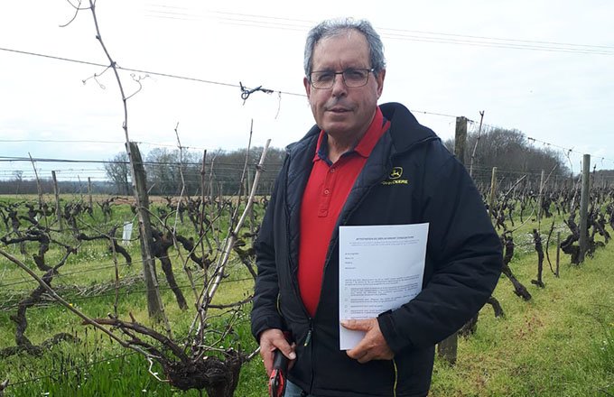 Dominique Favre, SCEA Favre en Charente-Maritime, se déplace dans ses vignes avec sa fiche d'attestation dûment remplie. Photo : Nathalie Favre 