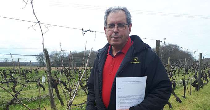 Dominique Favre, SCEA Favre en Charente-Maritime, se déplace dans ses vignes avec sa fiche d'attestation dûment remplie. Photo : Nathalie Favre 