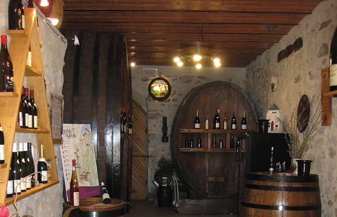 Le caveau traditionnel où Véronique Dupasquier accueille ses clients fidèles  et œnotouristes de passage.   Photos : Domaine Dupasquier