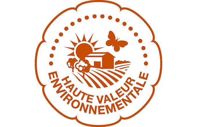 Il est possible d’apposer le logo HVE sur les bouteilles. Cela permet aux consommateurs d’être informés du travail réalisé par les viticulteurs au profit de l’environnement  et de la biodiversité. 
