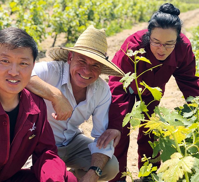 L’œnologue Stéphane Toutoundji a parcouru le vignoble chinois et connaît très bien les différents terroirs. Photos : DR